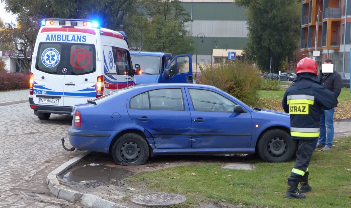 Stłuczka na skrzyżowaniu na Starym Mieście. Fiat zderzył się ze skodą [zdjęcia] 