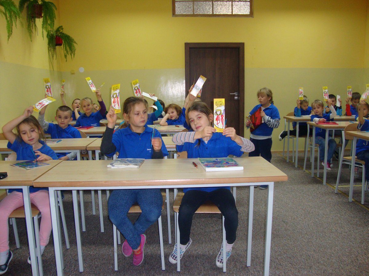 Pierwsza wizyta uczniów klasy I SP nr 11 w bibliotece szkolnej