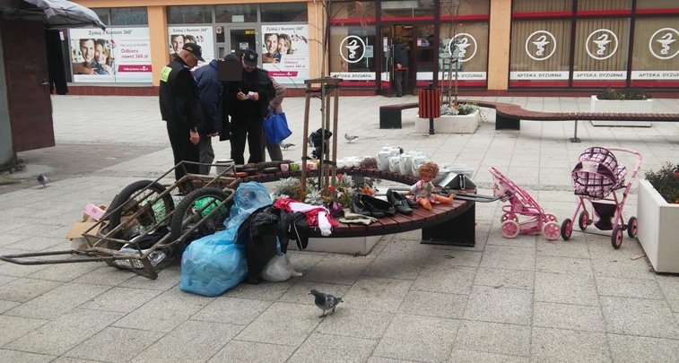 Bezdomny handlował na Gwiezdnej. Na ławce rozłożył towar 