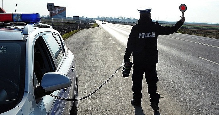 Pędził przez miasto. Na liczniku miał ponad 100 km na godzinę