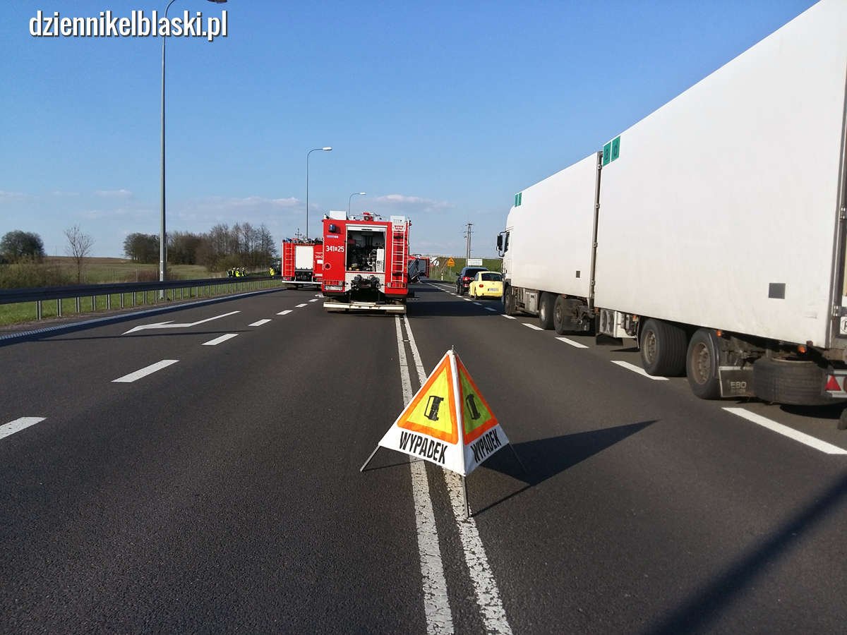 Zablokowana ekspresówka koło Marzewa. Wyciągali ciężarówkę z rowu
