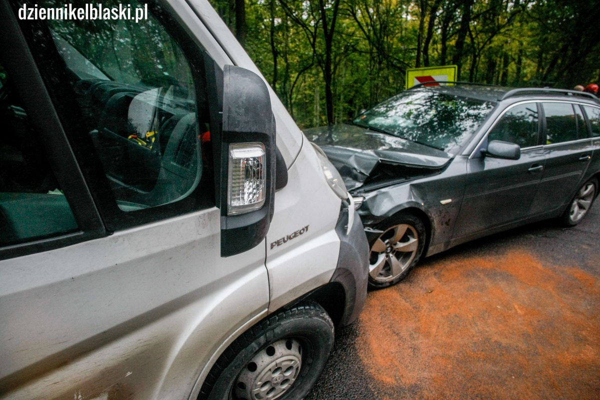 Czołowe zderzenie na Łęczyckiej. Jedna osoba ranna [zdjęcia]