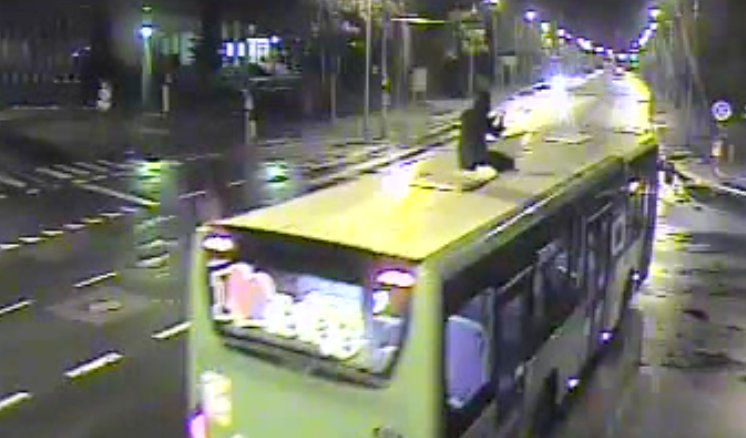 Jechał na dachu autobusu przez miasto. Koledzy mieli to nagrać i wrzucić do internetu [ZOBACZ FILMY]