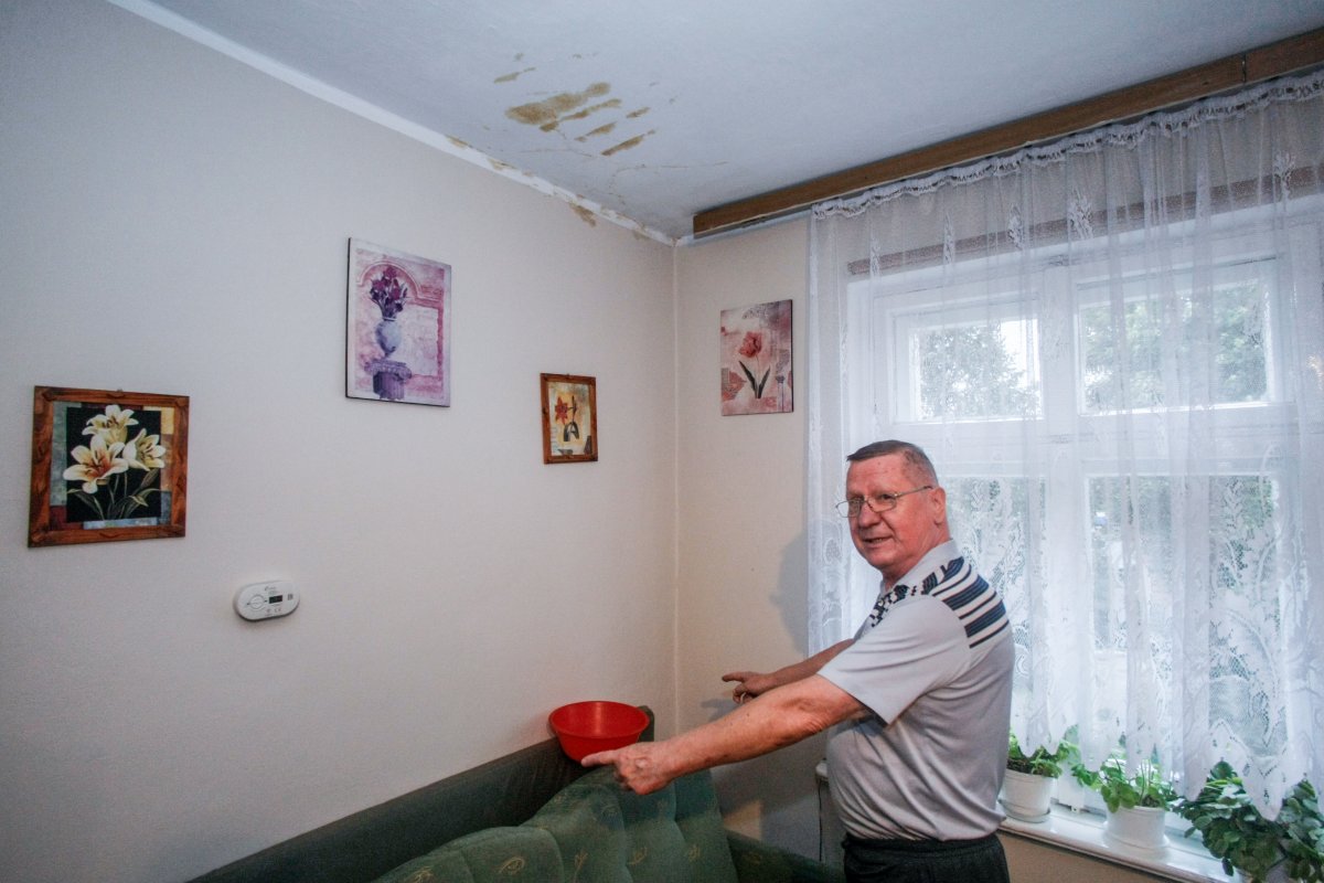 Przez miesiąc łapał wodę do miski z cieknącego dachu