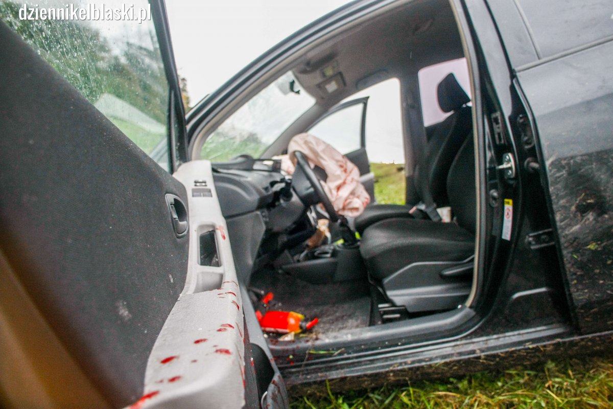 Wypadek na drodze Elbląg-Malbork. Stracił panowanie nad autem, wpadł do rowu [zdjęcia]