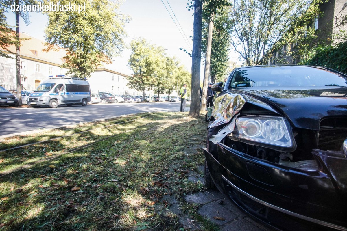Audi uderzyło w tramwaj. Kolizja przy jednostce wojskowej
