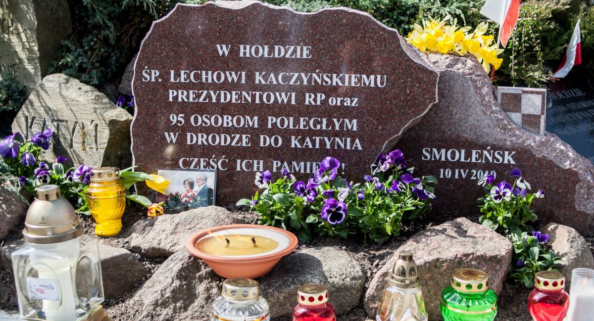 Uwaga na fałszywych wolontariuszy zbierających na pomnik smoleński