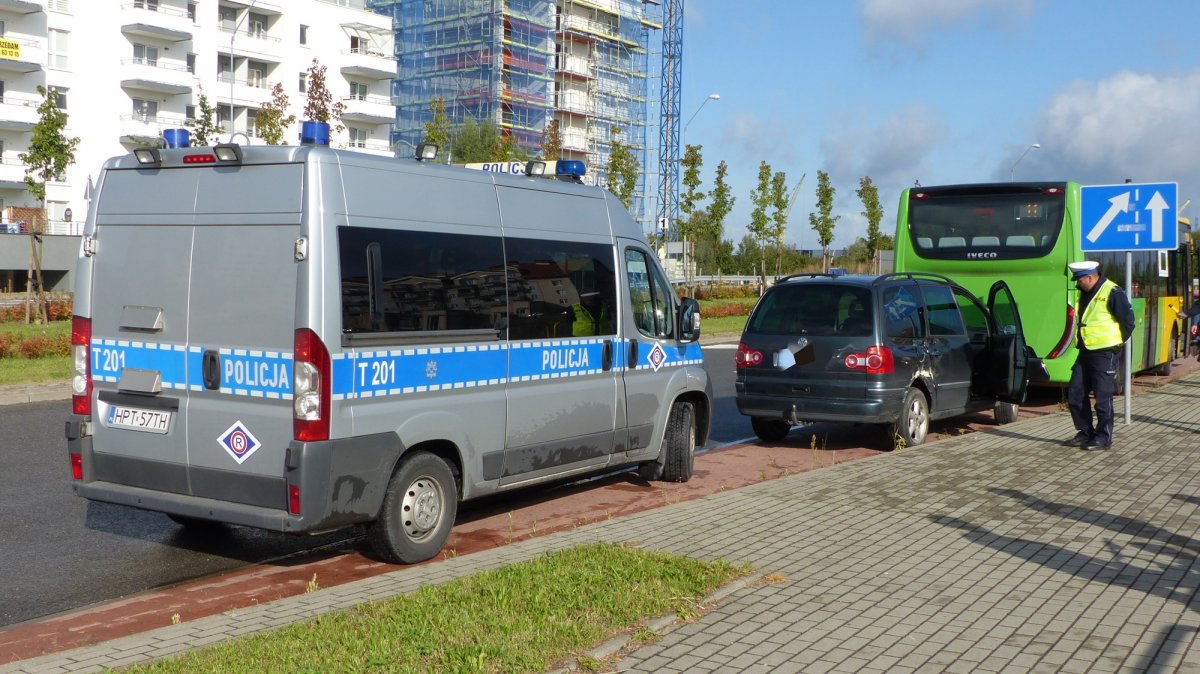 Zderzenie autobusu i volkswagena na skrzyżowaniu Płk. Dąbka i Ogólnej