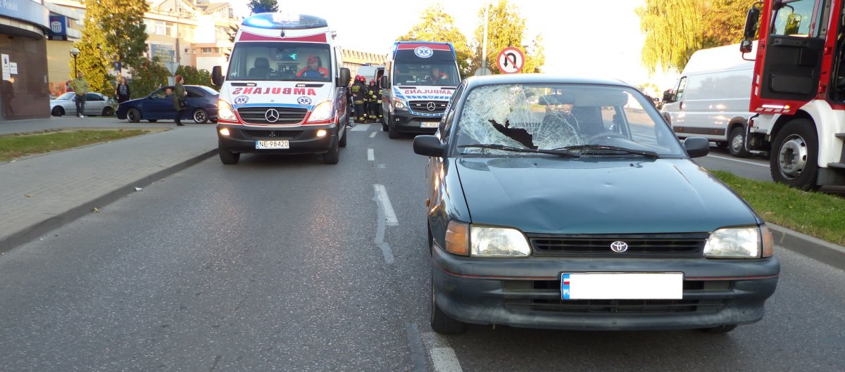 Wypadek na Teatralnej. Potrąciła na przejściu kobietę z dzieckiem [zdjęcia]