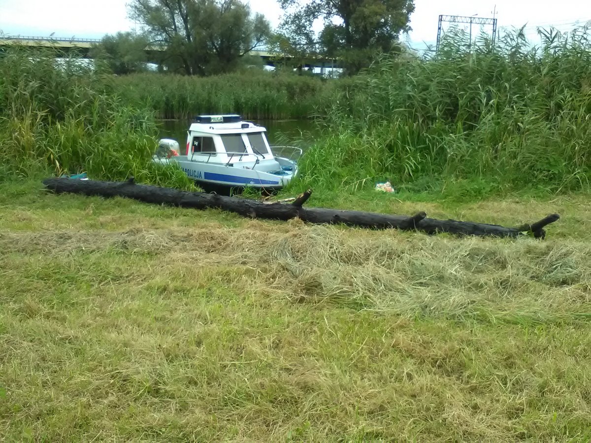 Nietypowa interwencja policjantów na rzece...