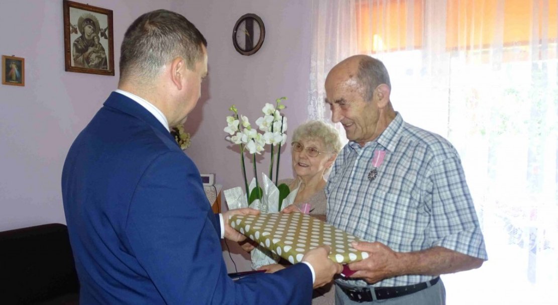 Sześć par odznaczonych za długoletnie pożycie małżeńskie