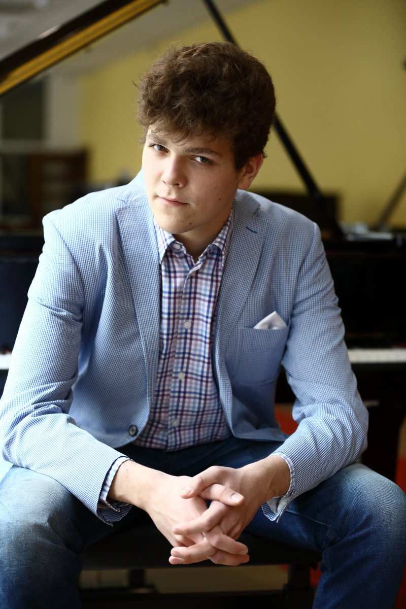 To będzie niezwykły koncert. Pianista Szymon Nehring zagra z Elbląska Orkiestrą Kameralną