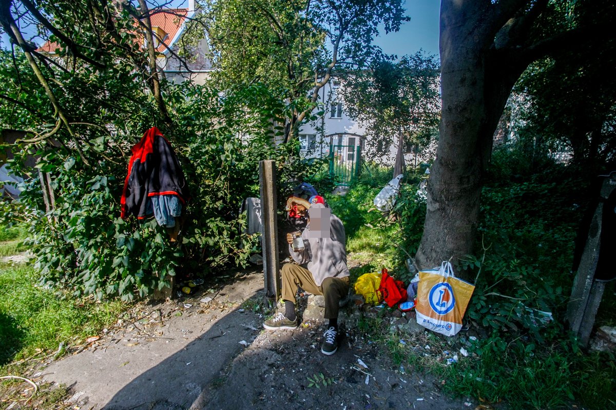 Od trzech lat mieszka na ich podwórku. Nie mają przez niego spokoju