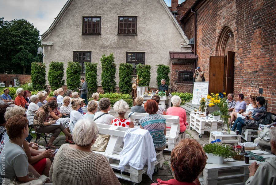 O roślinach w średniowieczu. Zielone lato w bibliotece