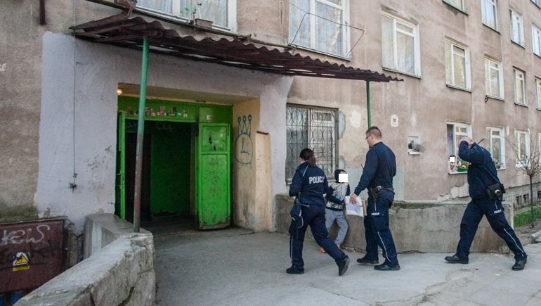 Wódka na stole, głośna muzyka i wrzaski dzieci. 26-letnia matka była pijana