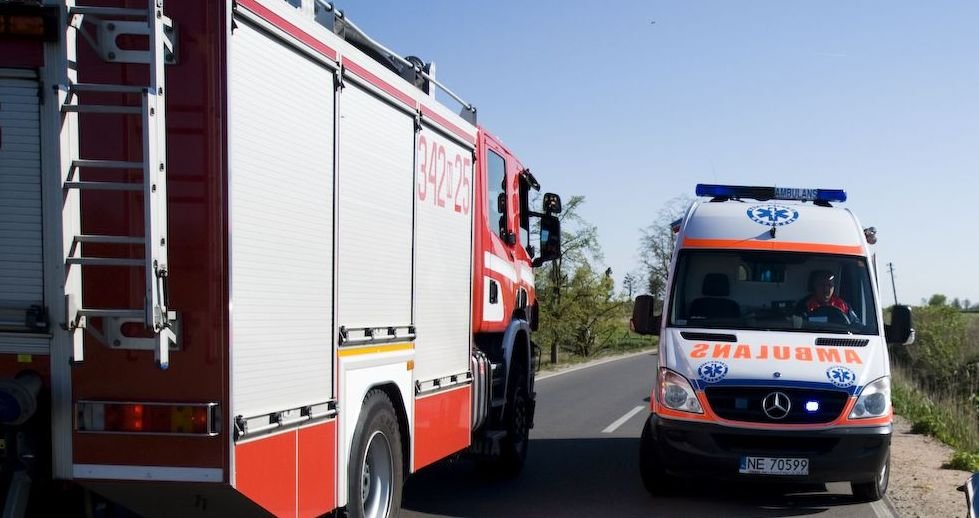 Wypadek w Kadynach. Motocyklista wypadł z drogi. Poważnie ranny