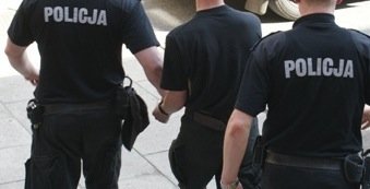 Schował się w wersalce przed policjantami. Był poszukiwany trzema listami gończymi