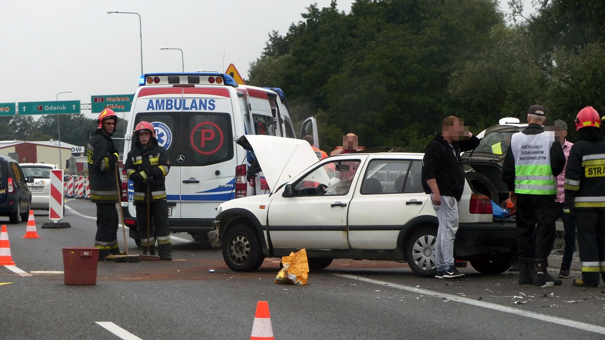 Wypadek na obwodnicy Elbląga. Volkswagen uderzył w bariery
