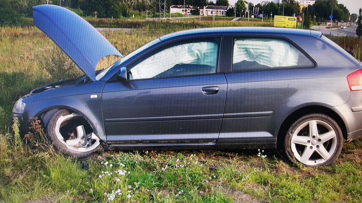 Pijany kierowca przeleciał przez rondo. Uderzył w torowisko aż silnik mu się rozleciał 