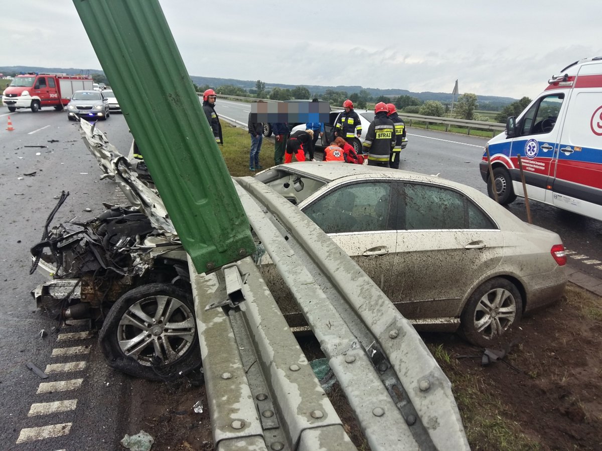 Wypadek na ekspresówce. Mercedes wbił się w barierki [zdjęcia]