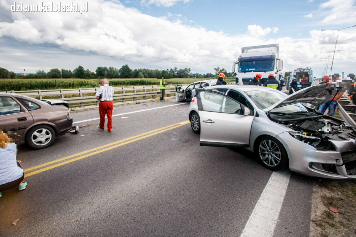 Karambol na obwodnicy Elbląga. Zderzyły się cztery samochody osobowe i ciężarówka