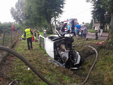 Uderzył w drzewo i stanął w ogniu. Poważny wypadek w Żurawcu