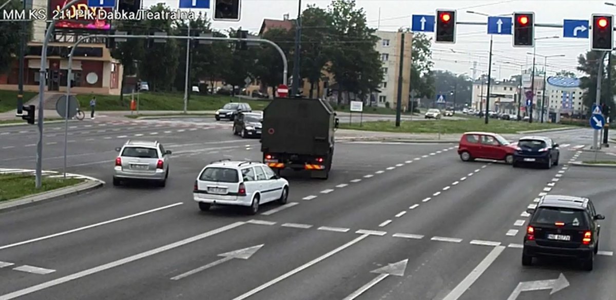 Wjechała na czerwonym świetle i zderzyła się z seicento. Spieszyła się na lotnisko [FILM]