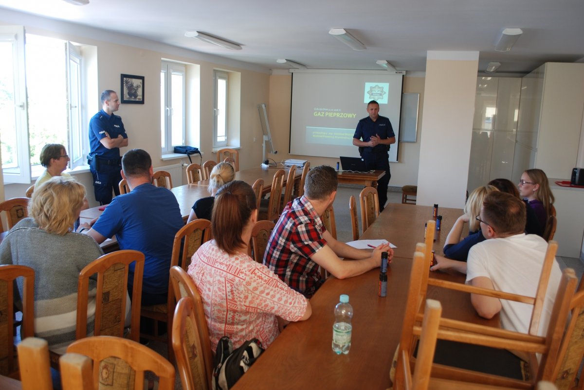Pracownicy MOPS-u na szkoleniu u policjantów. Na wypadek agresji