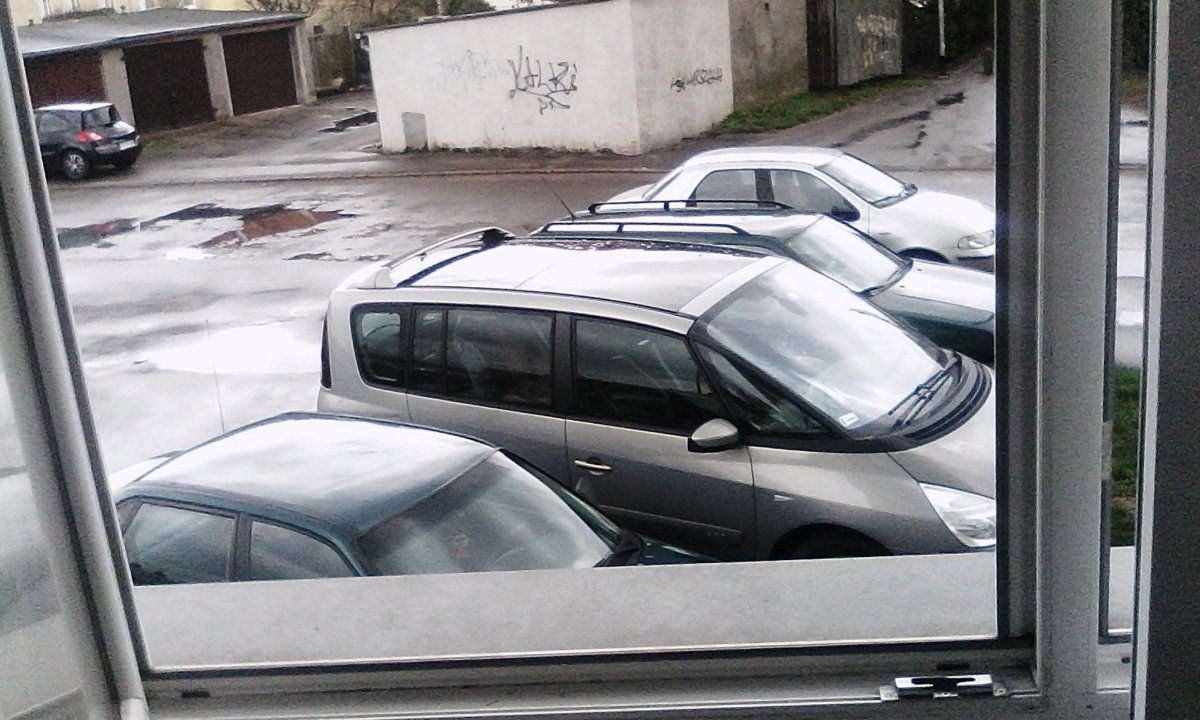 Na trawniku, pod samymi oknami. Tak parkują na Malborskiej [zdjęcia]
