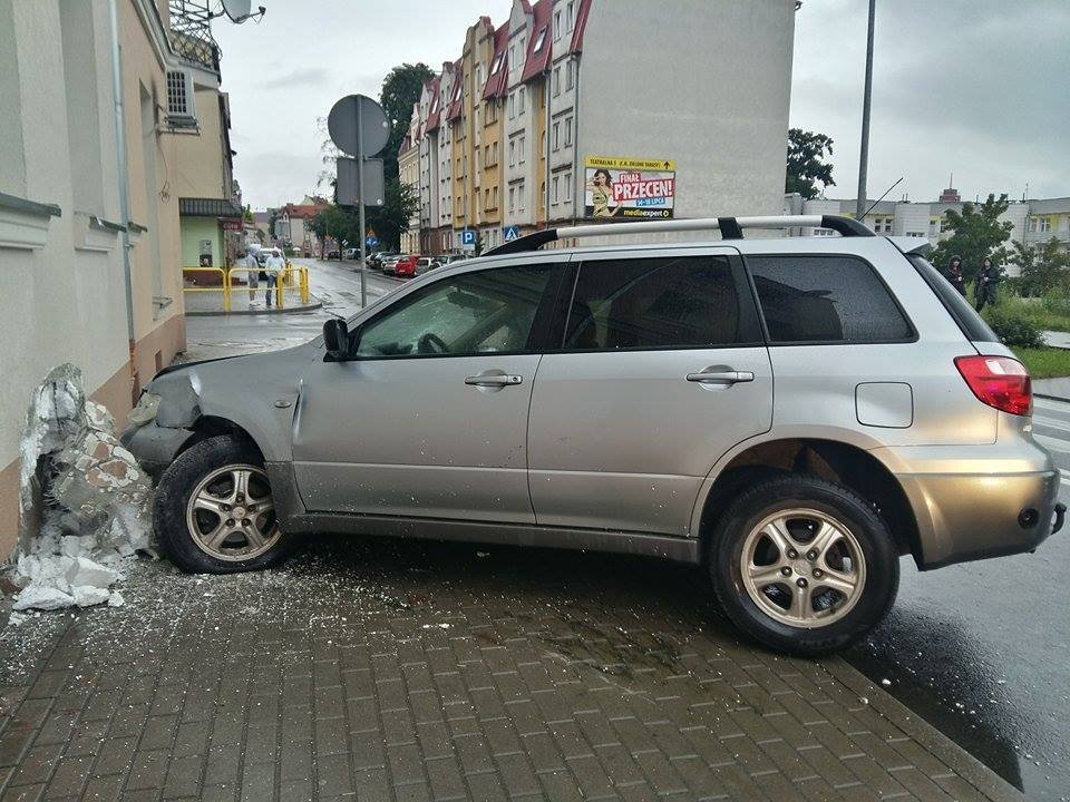 Kierowca uderzył w budynek na Traugutta [zdjęcia]