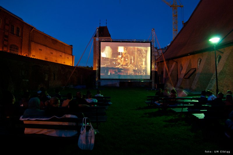 Letnie kino pod chmurką w sobotni wieczór
