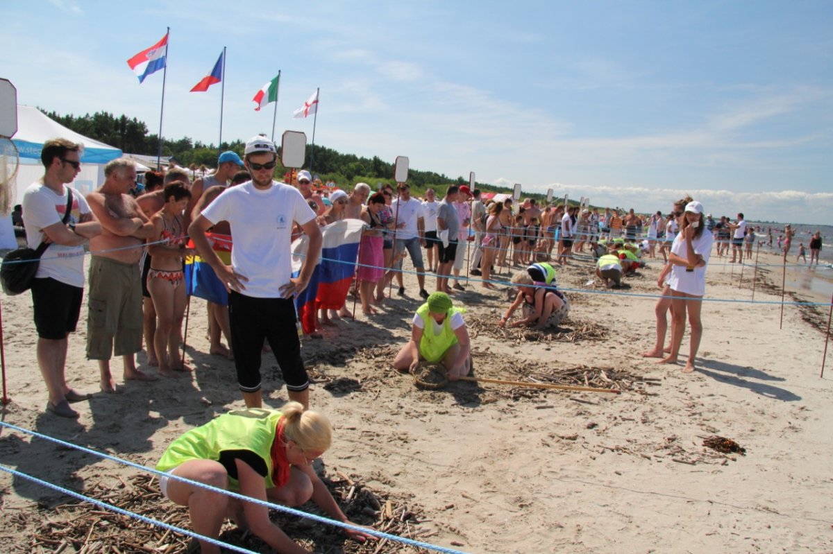 Dyskoteka, pokazy kulinarne i poławianie bursztynu na plaży 