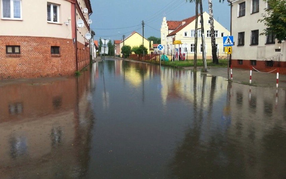 Zalana ul. Portowa, wiatr uszkodził dach w Stankowie... Burza nad regionem