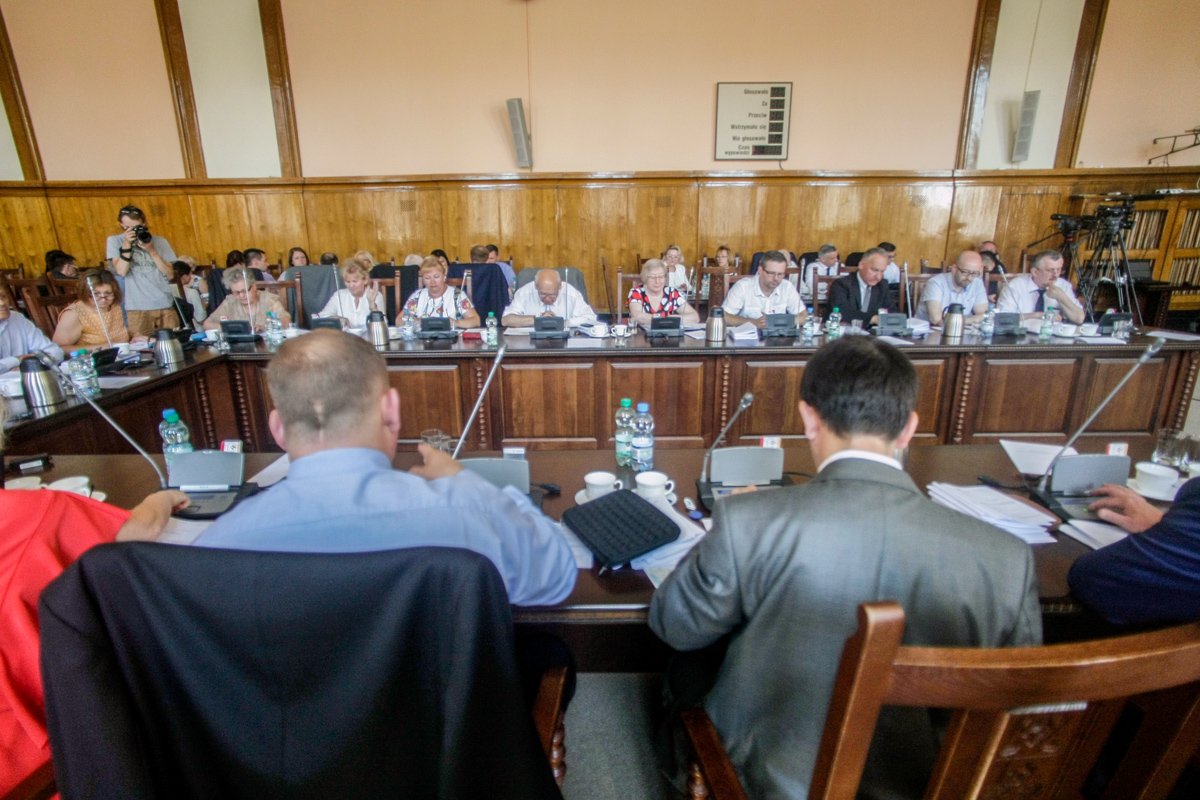 Prezydent bez absolutorium, szpitale do połączenia. To była gorąca sesja