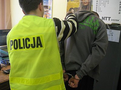 Ścigany za przestępstwa narkotykowe ukrywał się w Toruniu. 20-latek zatrzymany przez policję