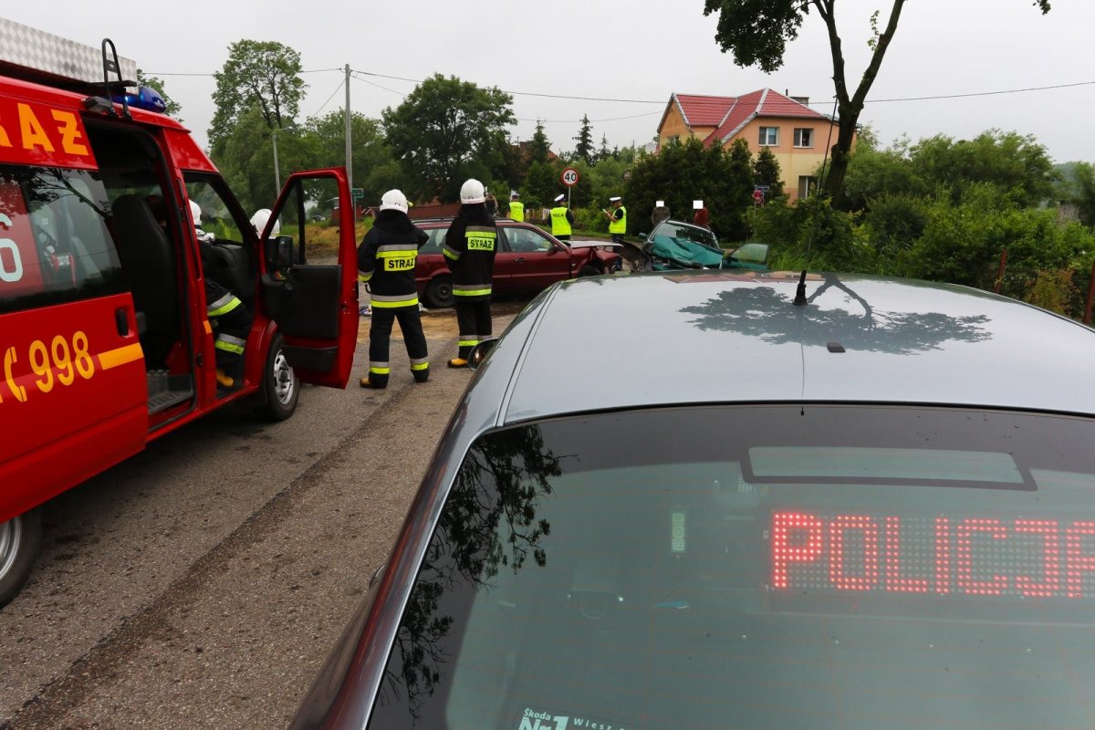 Czołowe zderzenie dwóch volkswagenów 