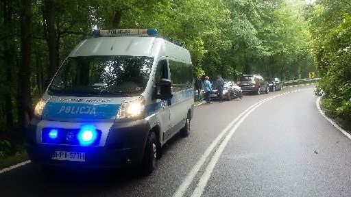 Chciał ominąć kałużę... Uderzył lusterkiem w inny samochód 
