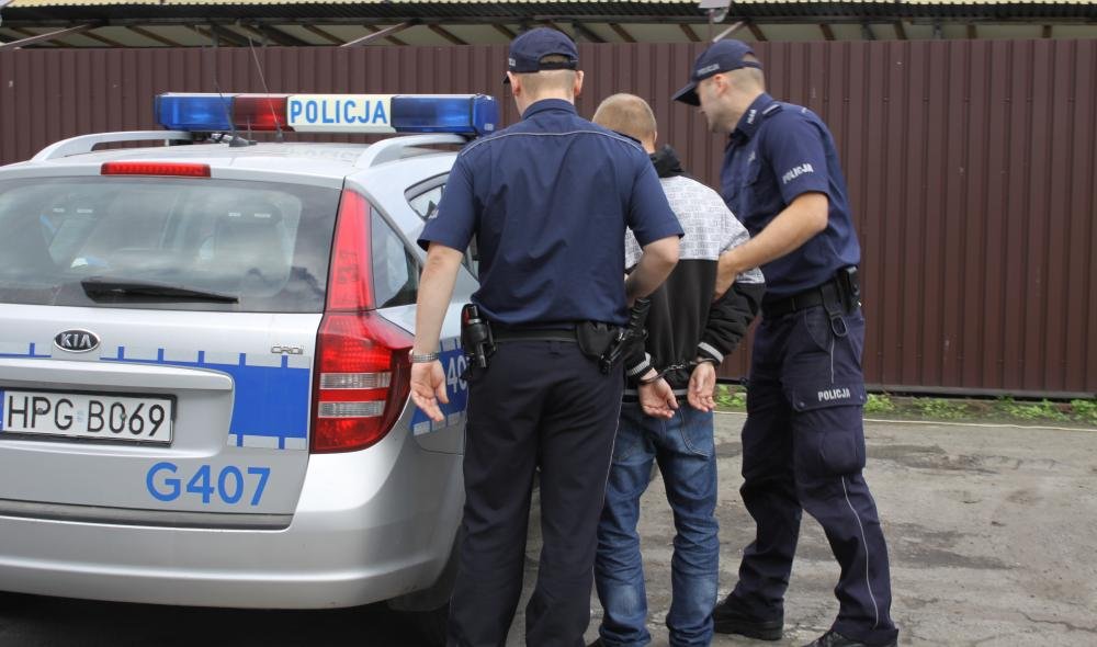 Nocami grał na akordeonie i zakręcał wodę. Uprzykrzał życie i znęcał się