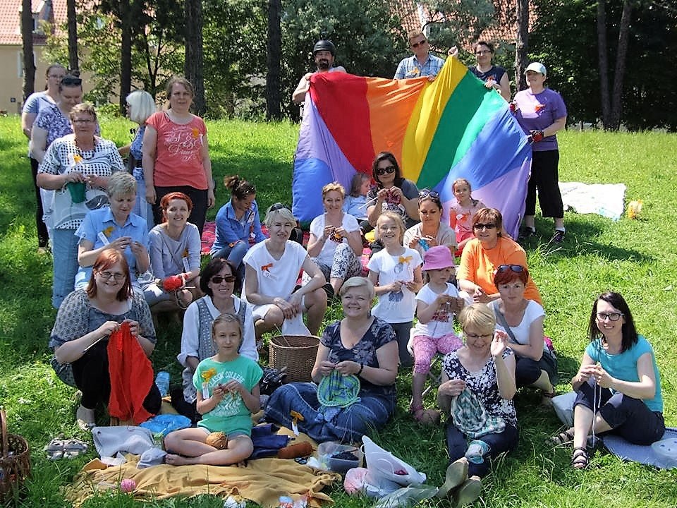 Publiczne dzierganie etui na.. lufę czołgu 