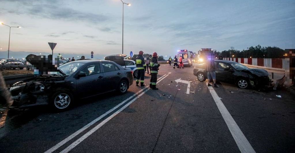 Niespokojny wieczór na drogach. Zderzenie na Ogólnej i węźle Pasłęk Północ [zdjęcia]