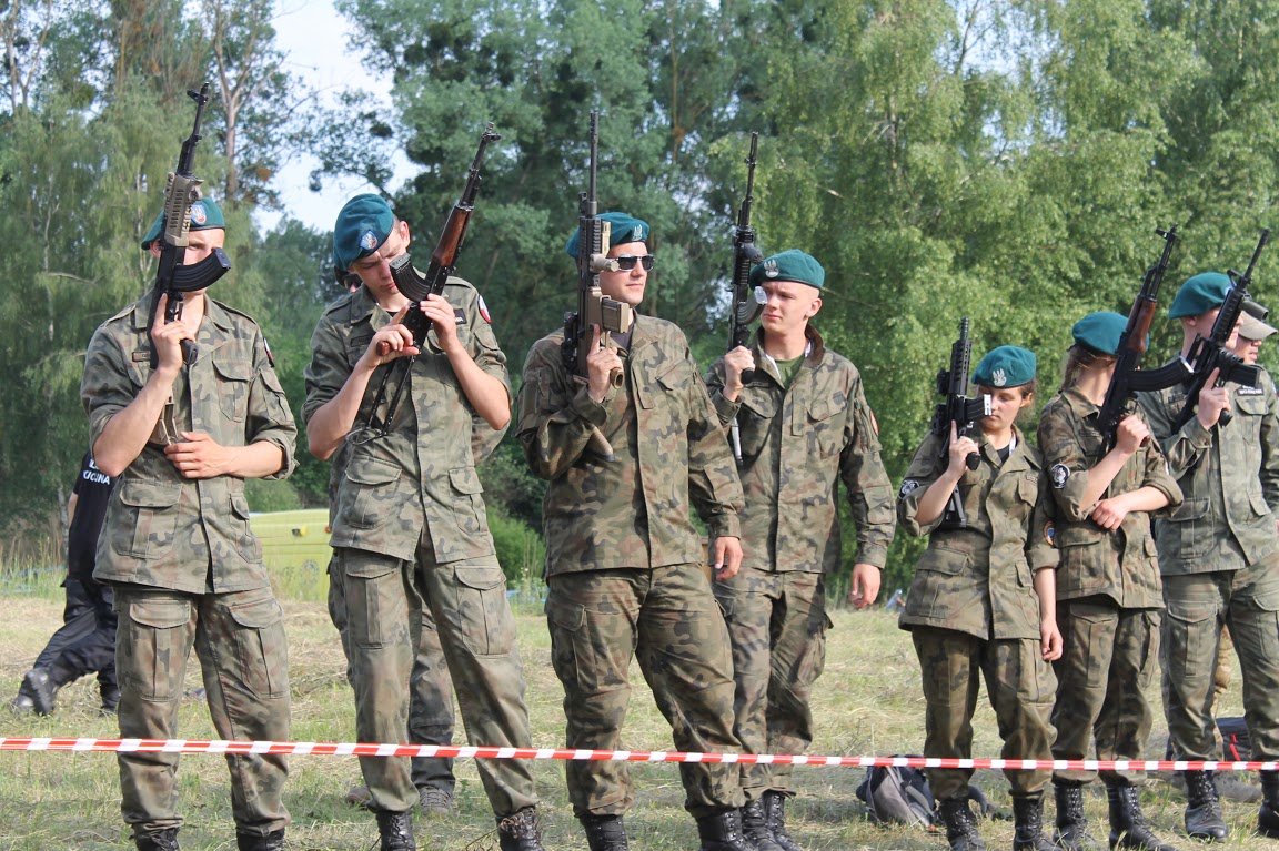 Najpierw targi, później poligon. Uczniowie ZSTI na Pro Defense