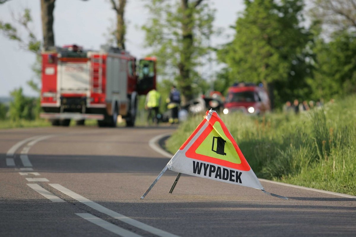Volkswagen uderzył w drzewo. 26-latek zginął na miejscu, pasażer ranny