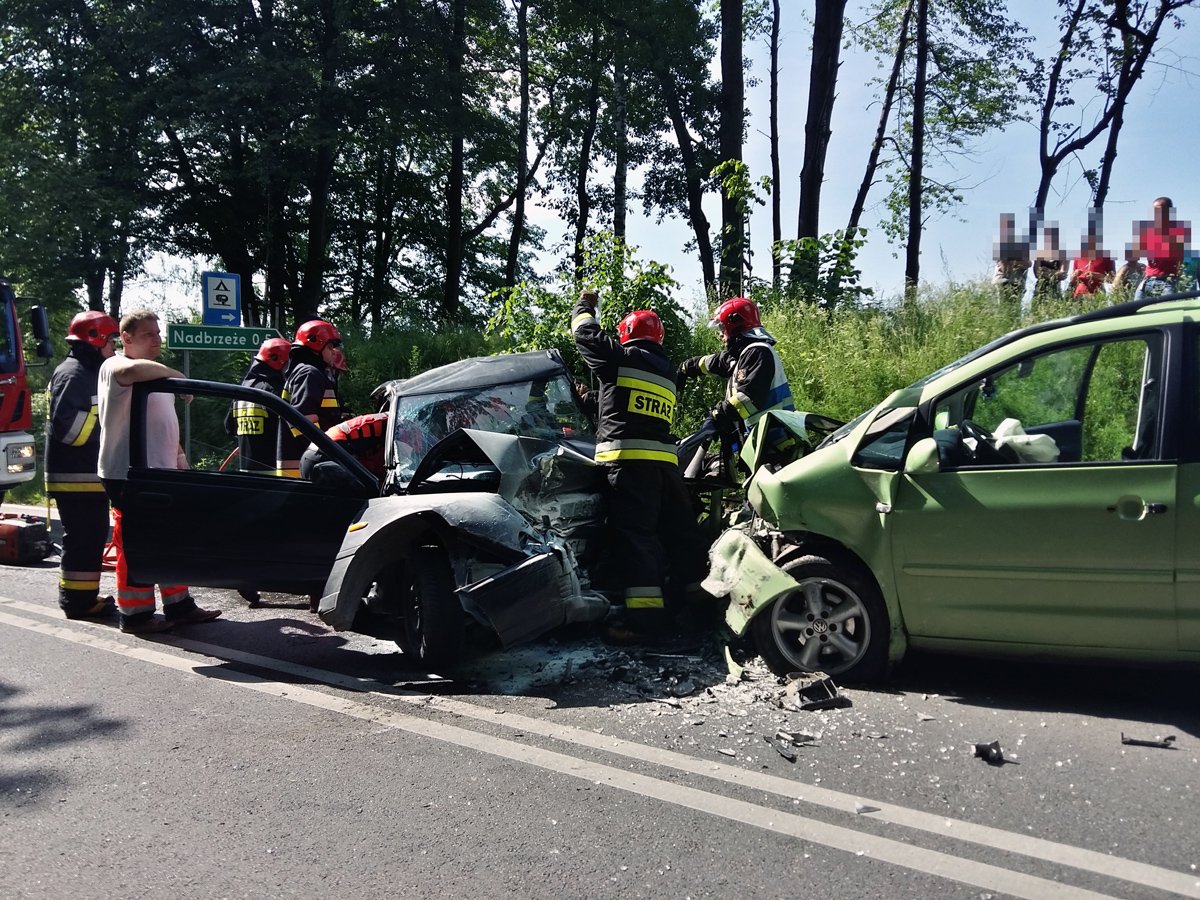 Czołowe zderzenie na drodze 503. Kierowca zmarł w szpitalu [zdjęcia]