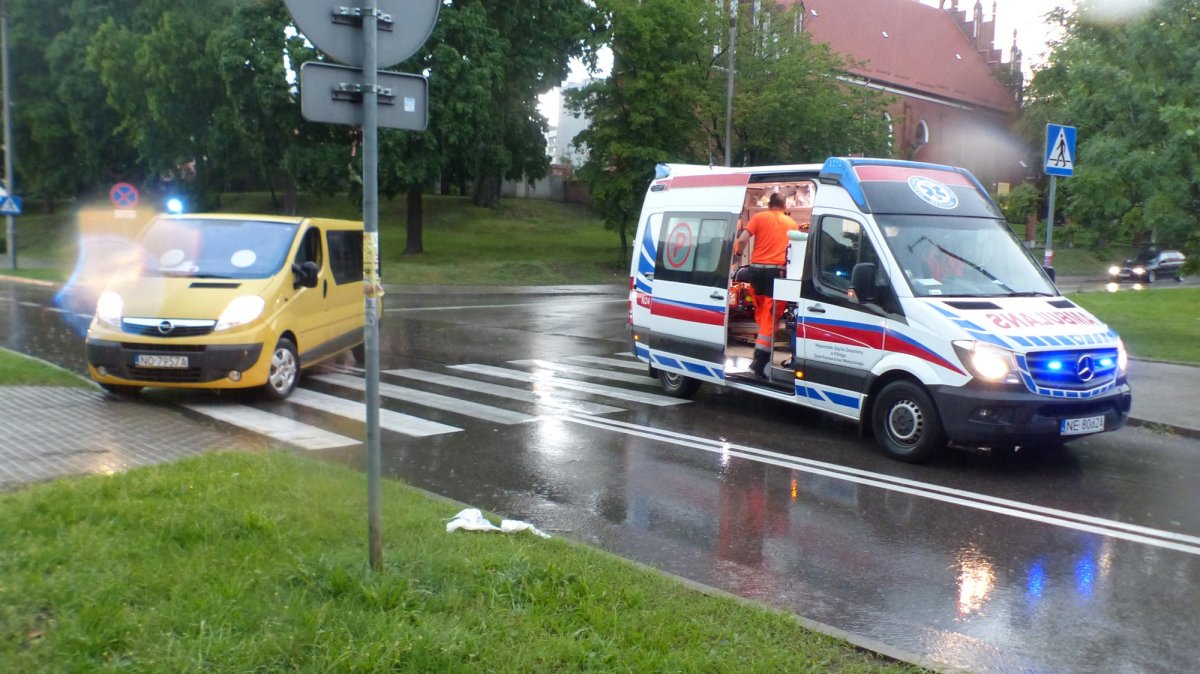 Wypadek na Wiejskiej. Potrącona kobieta walczy w szpitalu o życie [wracamy do tematu]