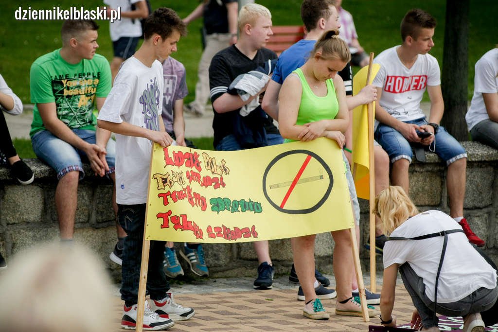 Młodzież dała lajki ludziom bez fajki