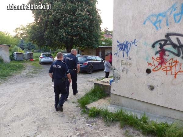 Rzucił się z nożem na policjantów, został postrzelony. Grozi mu do 10 lat więzienia [wracamy do tematu]
