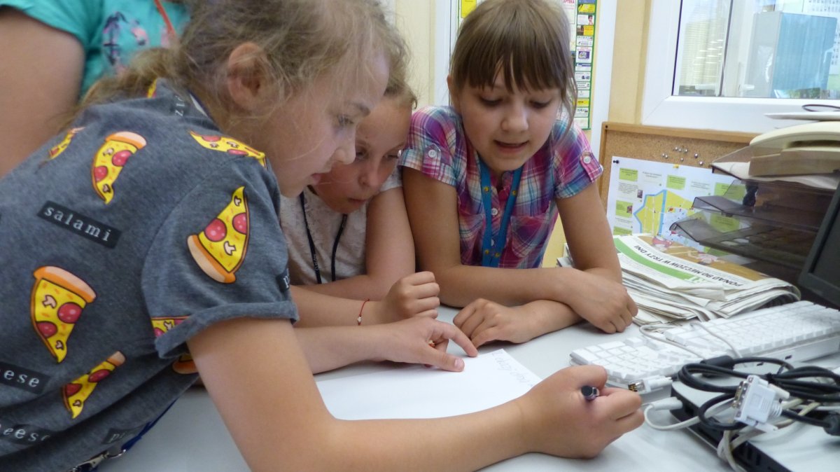 Uczniowie SP 21 w roli dziennikarzy. Pomagają w przygotowaniu wyjątkowego Dziennika Elbląskiego [zdjęcia]