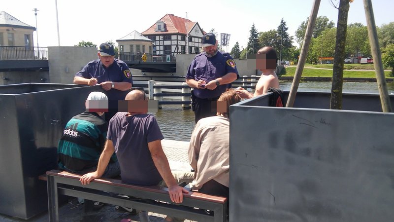 Urządzili sobie popijawę i kąpiel w rzece Elbląg