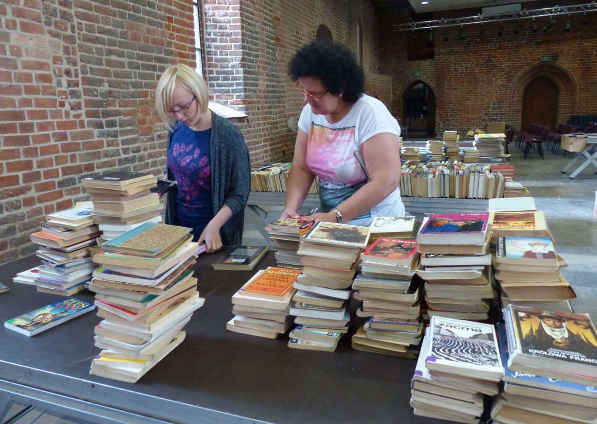 Noc Bibliotek 2016. Pięć tysięcy książek za złotówkę