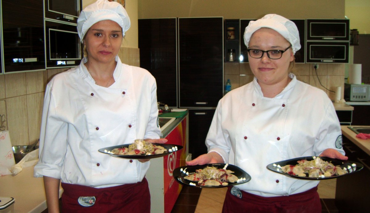 Potrawa z pierogami autorstwa elbląskich uczennic wyróżniona w konkursie kulinarnym